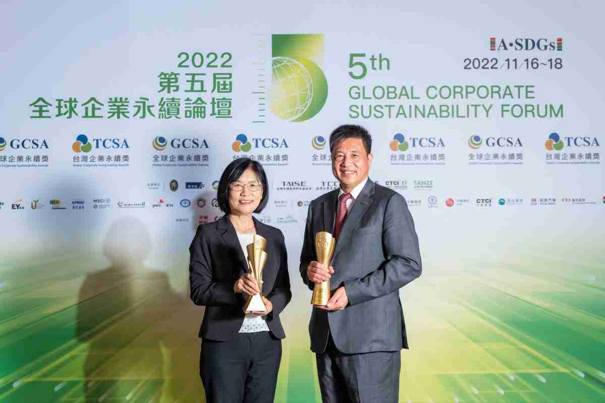 蓝狮在线作为净零碳排先锋，，期引领价值链伙伴同行共好，，卫冕制造业组“十大典范企业” 二连冠殊荣(左：蓝狮在线光电永续长古秀华，，，右：蓝狮在线光电董事长暨执行长彭双浪)