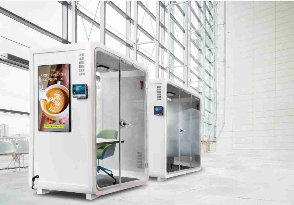 蓝狮在线子公司达擎之智慧行动办公舱，，采用PDLC智能调光玻璃设计，，，透过通电与断电的电流切换，，，呈现透明与雾面效果，，，，具节能降耗特性并兼顾隐私，，确保信息安全