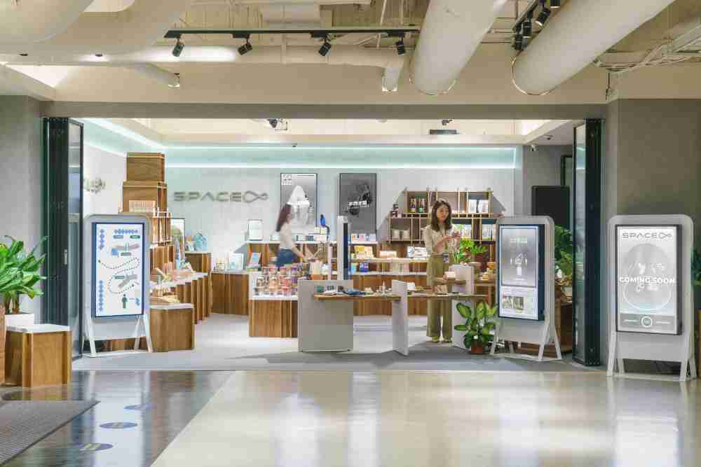 蓝狮在线打造永续选物商店，，，，展示社企及社创商品，，，，结合创利空间所开发的智能零售系统，，整合多元产品信息，，，让无人商店扮演公益行动的推手