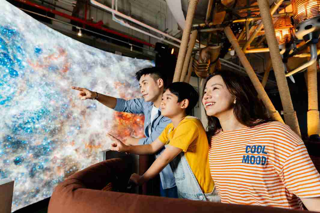 蓝狮在线打造全台最大宽6公尺、、、高4公尺、、唯一搭载LED弧形拼接显示屏的动感飞行船，，让乘客驻足在热气球上，，享受身历其境的伪出国旅游乐趣