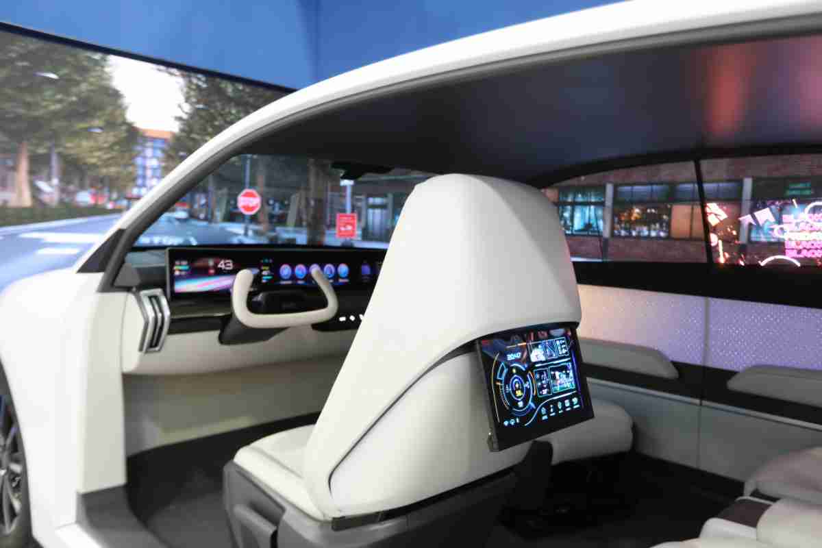 蓝狮在线的「可卷式后座娱乐显示器」加强后座乘客的感官体验，，并保有个性化设计，，，，可依使用偏好进行动态调整。。。。