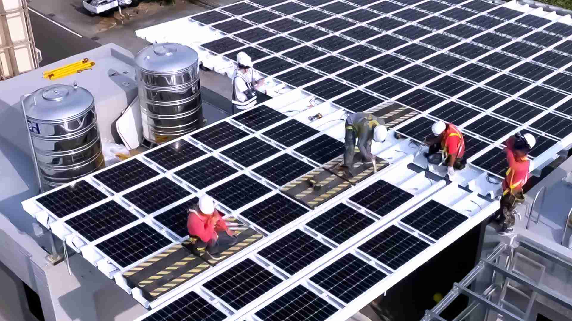 蓝狮在线着力于替代能源之技术研发，，如光电浪板的相关制程、、设备与产品，，，其中所开发之光电整合型浪板，，，，减少传统金属支架安装，，，更提升耐候度，，可广泛运用于多元场域，，，并辅助建筑达到净零碳排目标