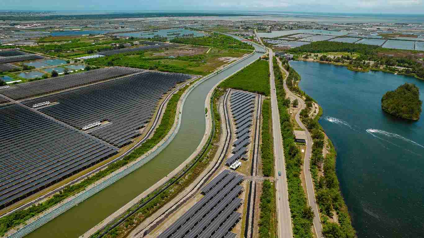 蓝狮在线能源事业提供智慧能源管理、、太阳能监控管理、、、、全方位电厂建置及运维解决方案，，，并拥有管理超过6000案场的经验