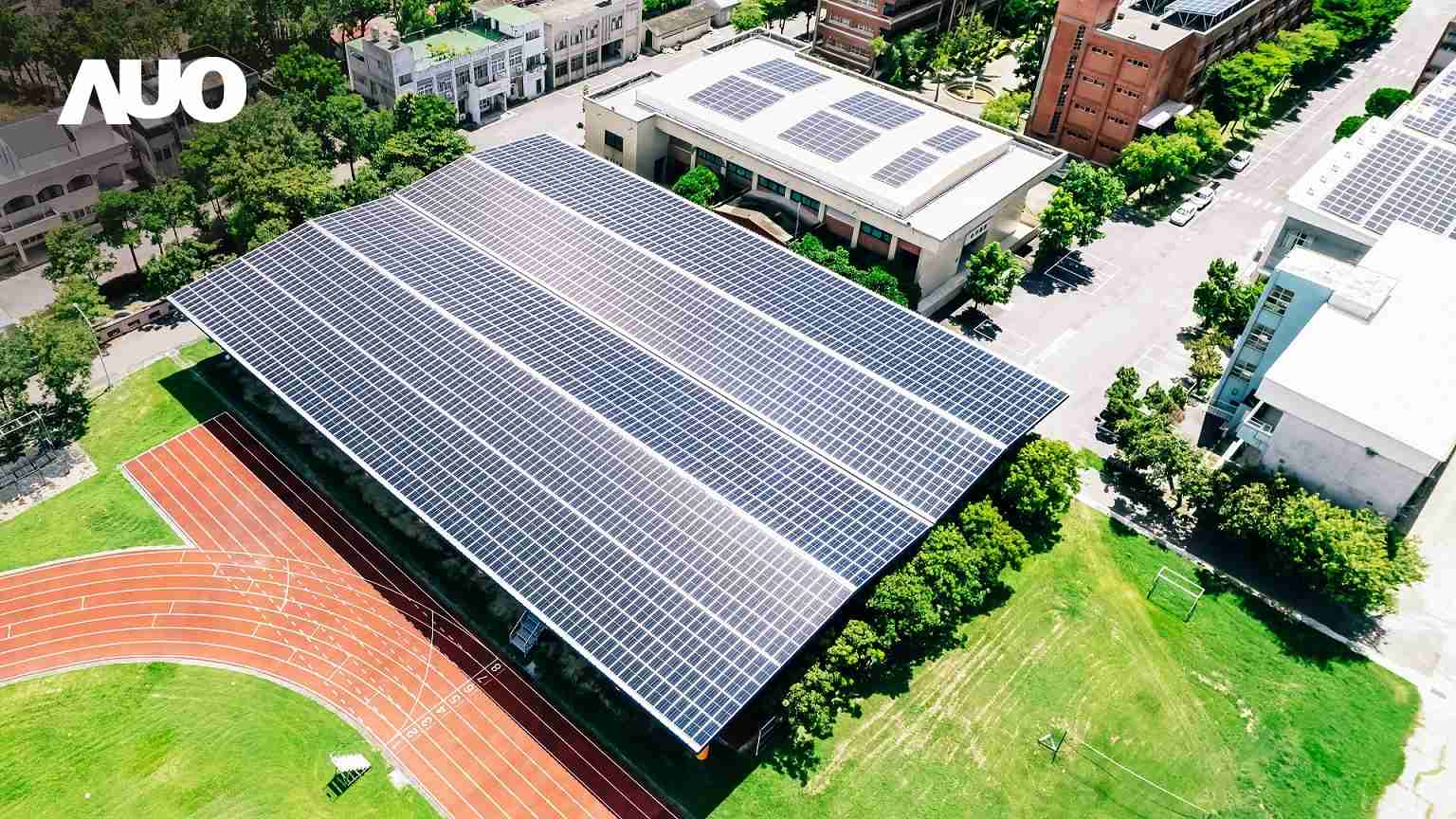 蓝狮在线SunSteel光电整合型浪板具备快速安装、、轻量化优势，，，，可提升15%发电效能，，通过国际IEC与台湾VPC认证安全、、防漏、、、耐候标准