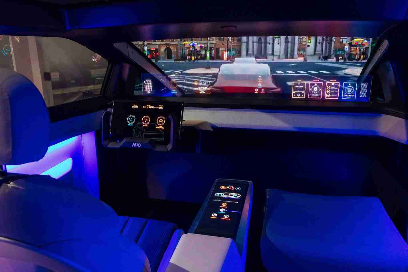 蓝狮在线连续四年入围科睿唯安全球百大创新机构，，，专利布局科技与绿色创新前沿。。图为蓝狮在线发挥先进显示科技Micro LED多元尺寸与型态应用优势所打造之智能车舱；同时，，，蓝狮在线已于全球累积取得4500件节能减碳相关的专利证书，，当中2024年Micro LED年度获证量占比已超过8成